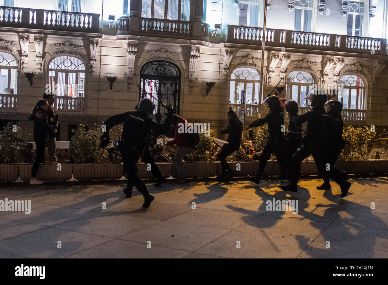 Madrid, Espagne. 16 octobre, 2019. La police anti-émeute en conflit avec les gens au cours d'une manifestation contre la peine de prison pour les dirigeants séparatistes catalans. Credit : Marcos del Mazo/Alamy Live News Banque D'Images