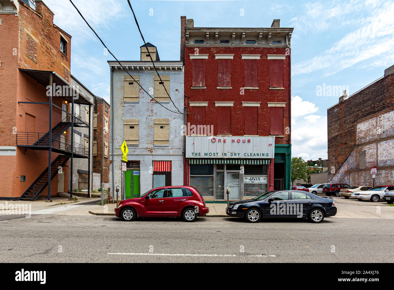 Cincinnati, OH - Circa Juillet 2013 - Immeubles de la gentrifying rapidement sur le district Rhin se tiennent prêts à être rénové. Banque D'Images