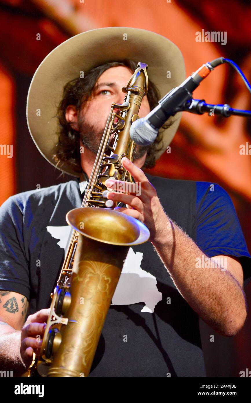 Joueur de saxophone ténor avec Lukas Nelson, promesse de bande du réel, l'exécution de country rock music live, à l'aide aux agriculteurs, à East Troy, Wisconsin, États-Unis Banque D'Images