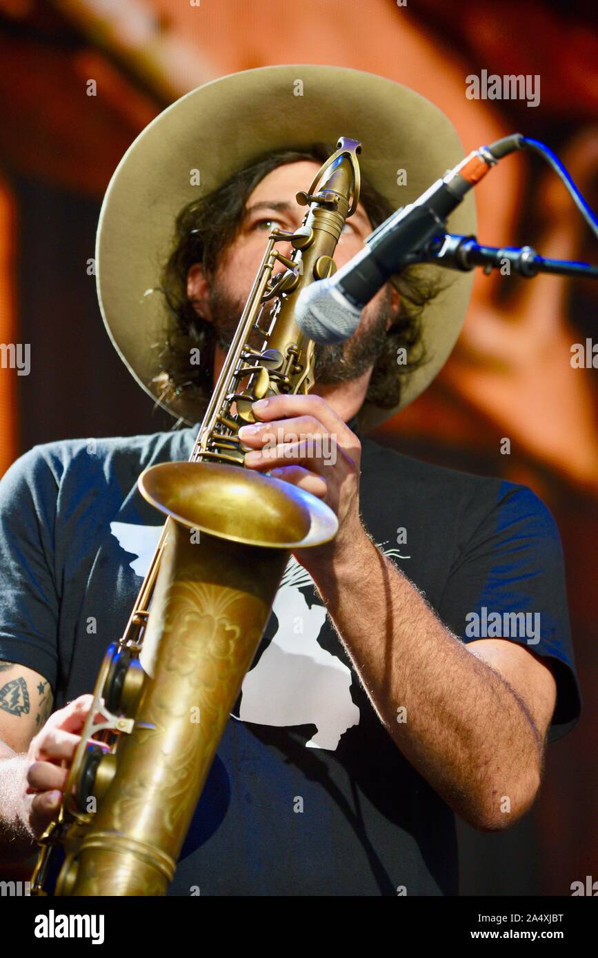 Joueur de saxophone ténor avec Lukas Nelson, promesse de bande du réel, l'exécution de country rock music live, à l'aide aux agriculteurs, à East Troy, Wisconsin, États-Unis Banque D'Images