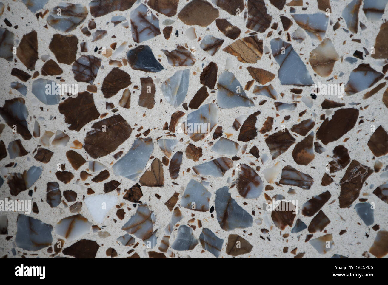 Close-up d'un plancher de terrazzo formé par des pierres de diverses couleurs, mais avec un fond clair Banque D'Images