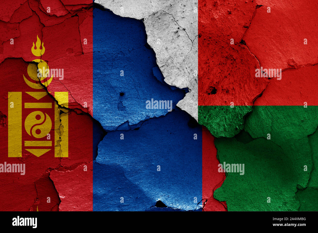 Drapeaux de la Mongolie et Madagascar peint sur mur fissuré Banque D'Images