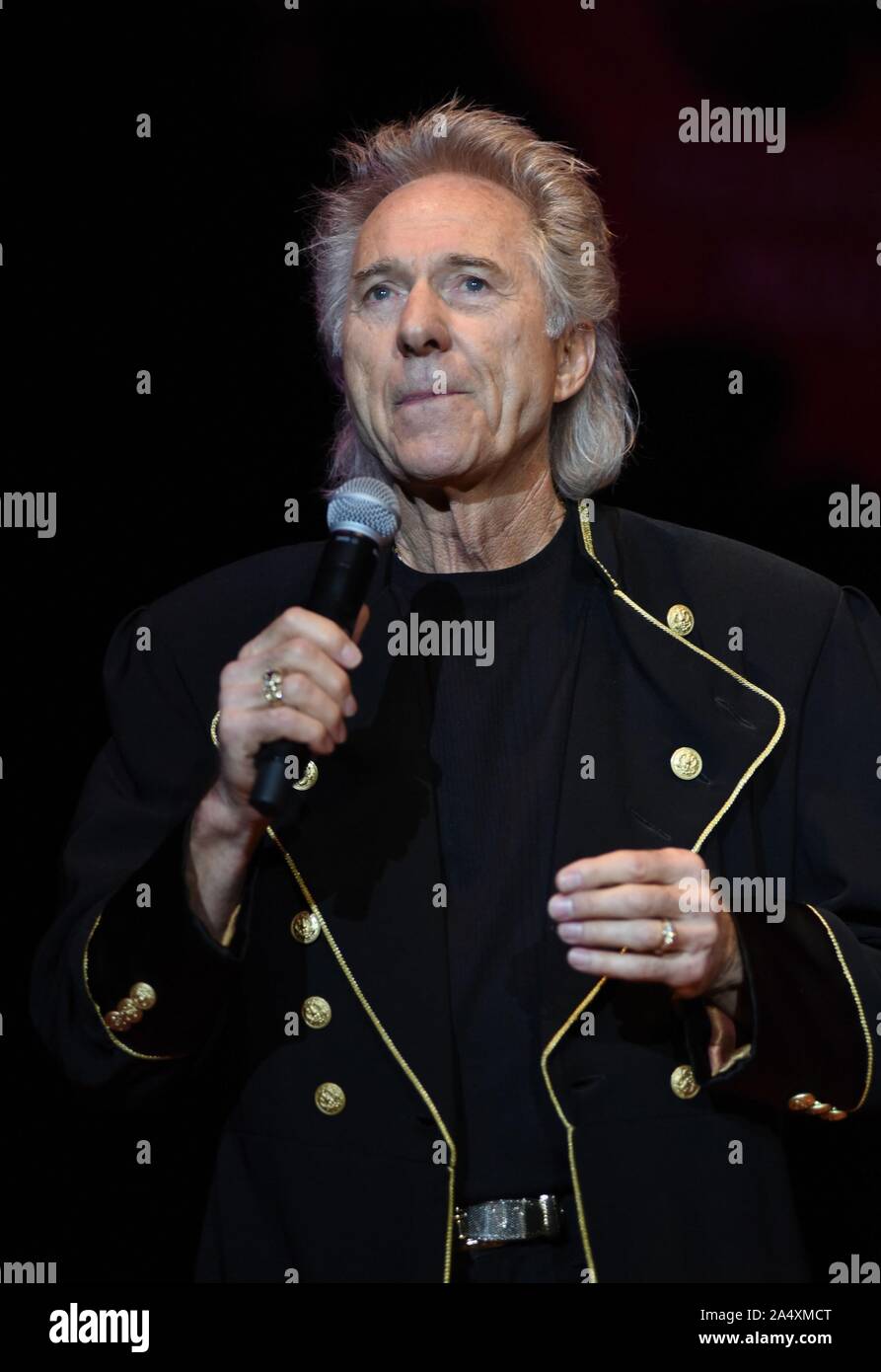 Hiawassee, GA, USA. 16 Oct, 2019. Gary Puckett sur scène pour Gary Puckett et Union Gap en concert, Anderson Music Hall, Georgia Mountain Fairgrounds, Hiawassee, GA 16 Octobre, 2019. Credit : Derek Storm/Everett Collection/Alamy Live News Banque D'Images