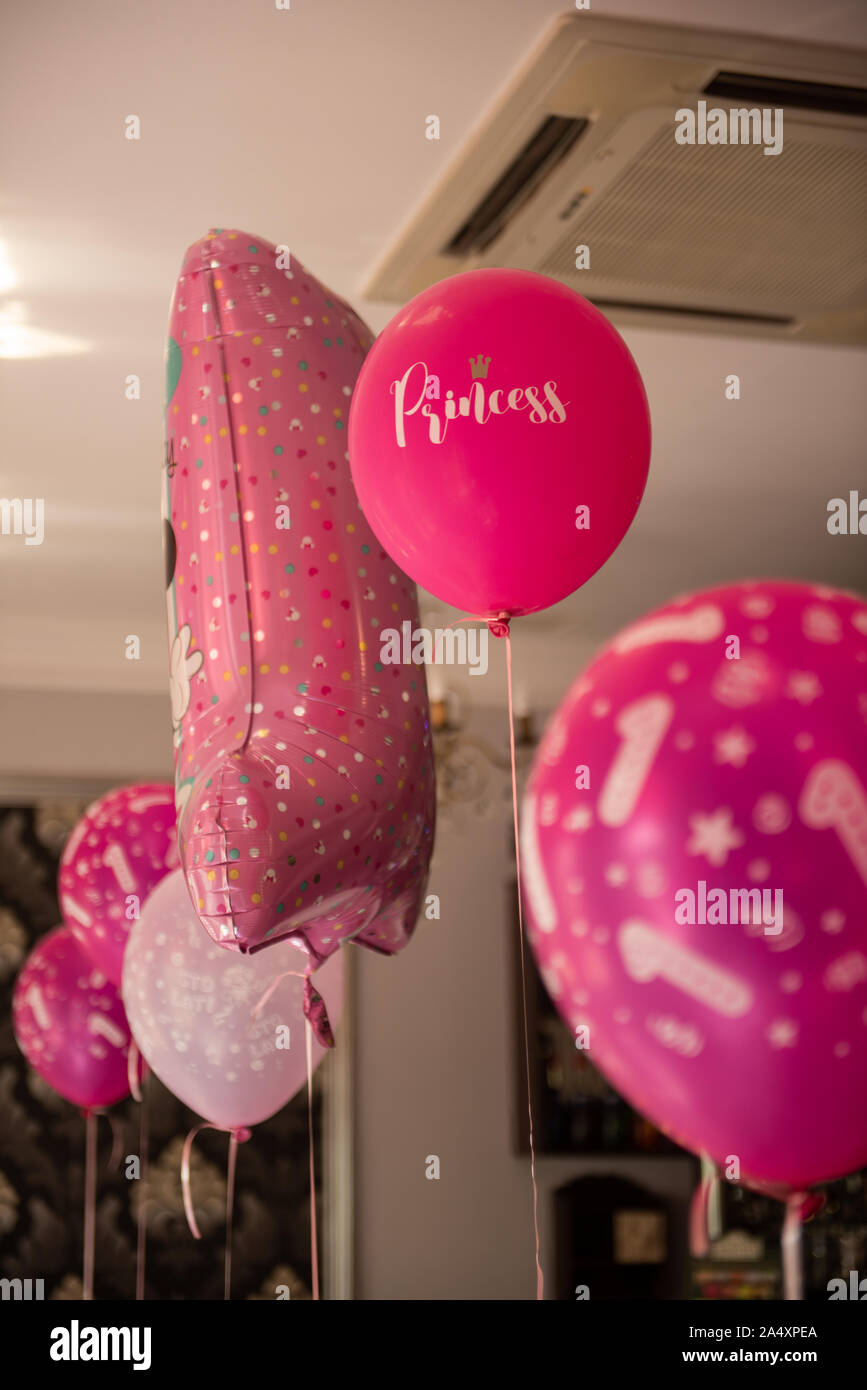 Bébé fille 1 ans partie chambres avec des ballons. Fête d'anniversaire. L'enfance. Banque D'Images