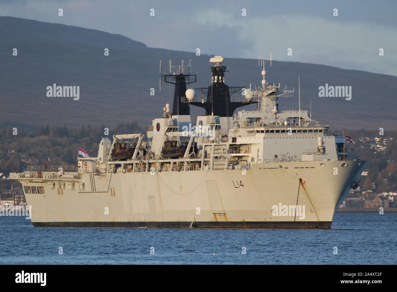 L'Albion (L14), une plate-forme d'atterrissage de classe Albion dock exploité par la Royal Navy, au large de Greenock après l'exercice 2019 Grève Griffin. Banque D'Images