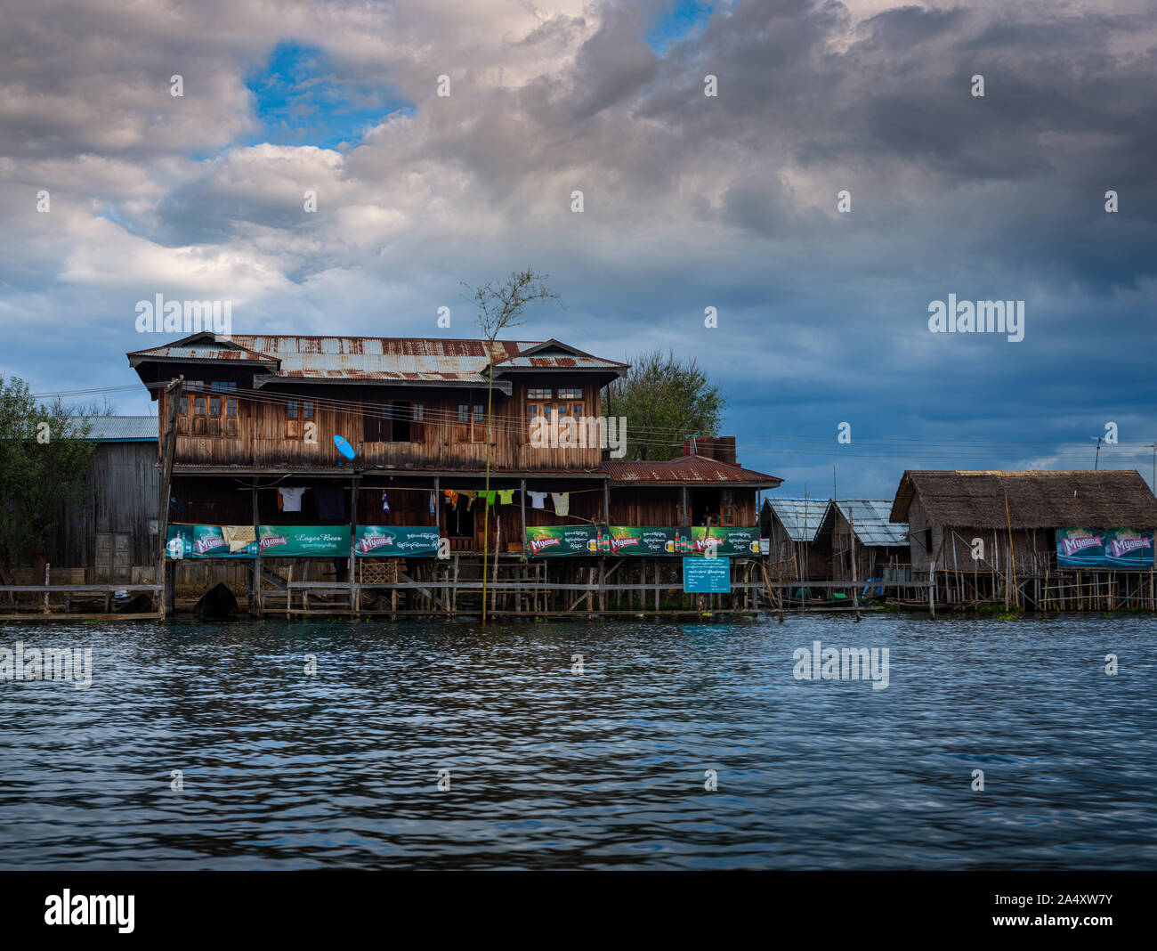 Lac Inle, MYANMAR - CIRCA DÉCEMBRE 2017 : maison typique et un restaurant construit sur pilotis dans le lac Inle, Myanmar Banque D'Images