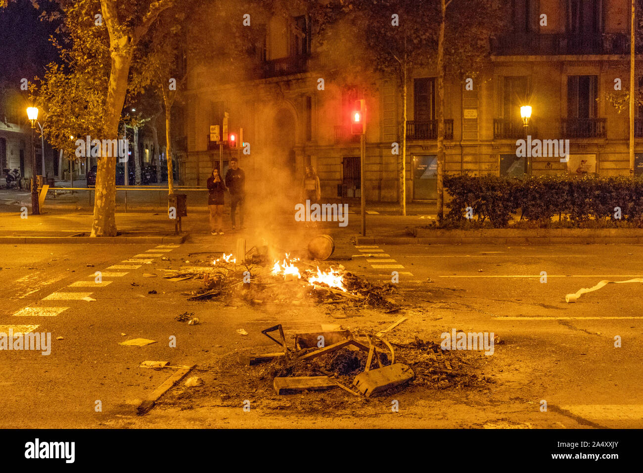 Barcelone, Espagne - 17 octobre 2019 : la gravure de rues de Barcelone au cours de la troisième nuit de protester une nouvelle fois la condamnation judiciaire contre le leader Catalan pour proclamer l'indépendance de l'Espagne Crédit : Dino Geromella/Alamy Live News Banque D'Images
