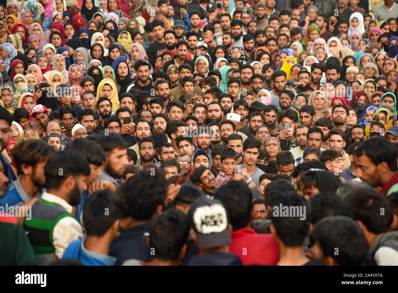 Anathnag, Inde. 16 Oct, 2019. Cachemiris watch funérailles du militant tué alias Nasir Owais Wani à son domicile à Arwani, Afrique du Cachemire quelques 60 km de Srinagar, capitale d'été du Cachemire indien.3 après avoir tué des militants une fusillade a éclaté entre les forces indiennes et militants dans le sud du Cachemire Ananthnag District, à 60 km de la capitale d'été du Jammu-et-Cachemire. Credit : SOPA/Alamy Images Limited Live News Banque D'Images