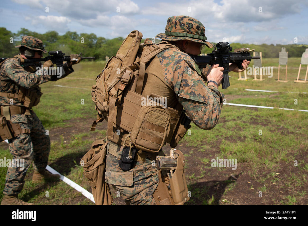 Les Marines américains conduite exercices pendant l'adresse au tir 3 KAMANDAG au Fort Magsaysay, Philippines, le 13 octobre 2019. KAMANDAG aide les forces participant à maintenir un haut niveau de préparation et de réactivité, et améliore l'ensemble des relations militaires, l'interopérabilité et la coordination multinationale. KAMANDAG est un acronyme pour la phrase "Kaagagapay Manirigma Dagat ng ng mga," qui se traduit par "la coopération des guerriers de la Mer," mettant en relief le partenariat entre les États-Unis et les forces armées des Philippines. (U.S. Marine Corps photo par Lance Cpl. Gosun Ujian) Banque D'Images