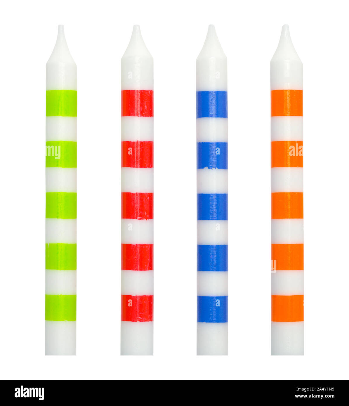 Bougies d'anniversaire à rayures isolé sur fond blanc. Banque D'Images