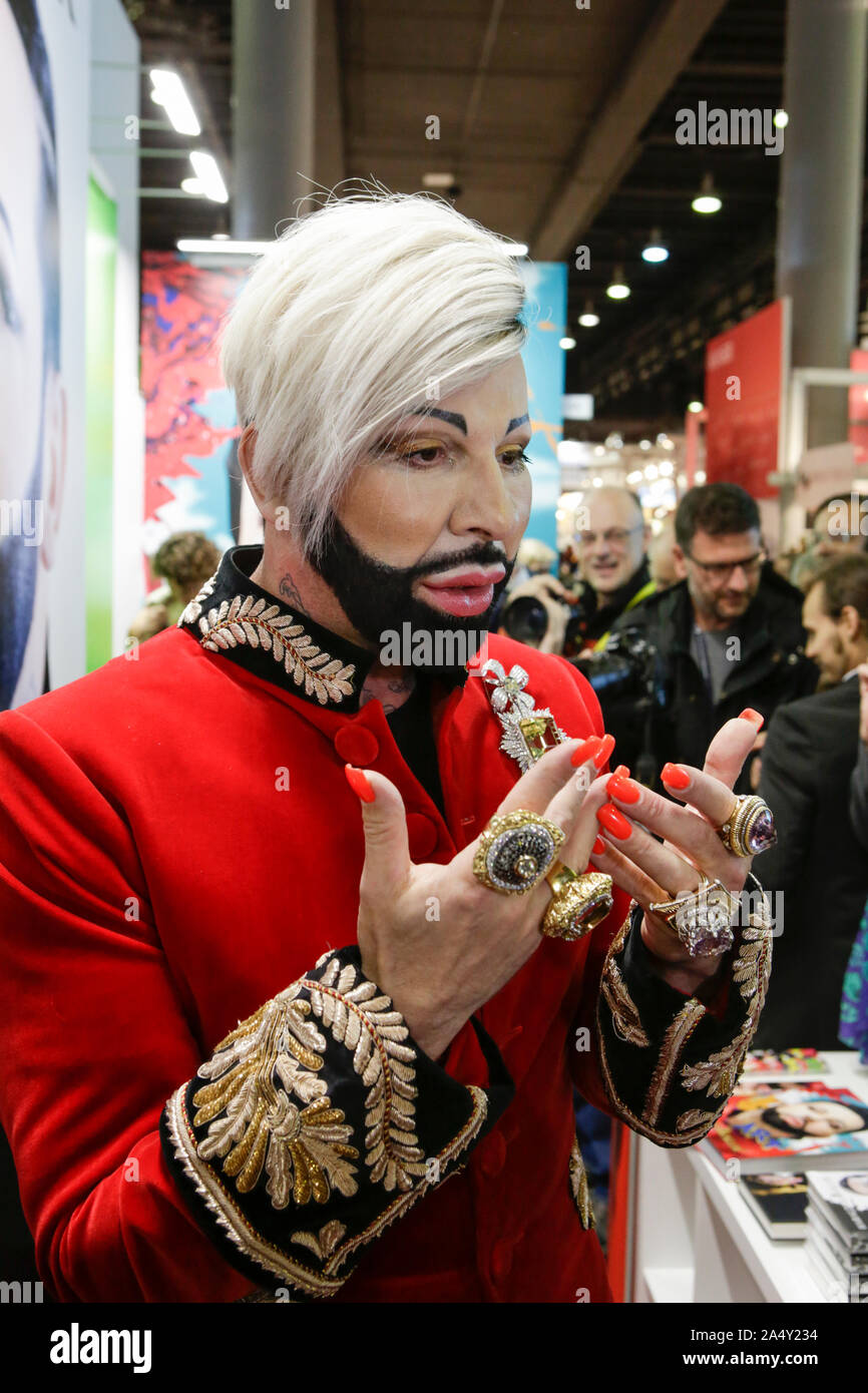 Francfort, Allemagne. 16 Oct, 2019. Créateur de mode allemand Harald Glööckler pose pour les caméras au Salon du livre de Francfort. La 71th Salon du livre de Francfort 2019 est le plus grand salon du livre avec plus de 7 500 exposants et plus de 285 000 visiteurs attendus. L'invité d'honneur pour le salon 2019 est la Norvège. (Photo de Michael Debets/Pacific Press) Credit : Pacific Press Agency/Alamy Live News Banque D'Images