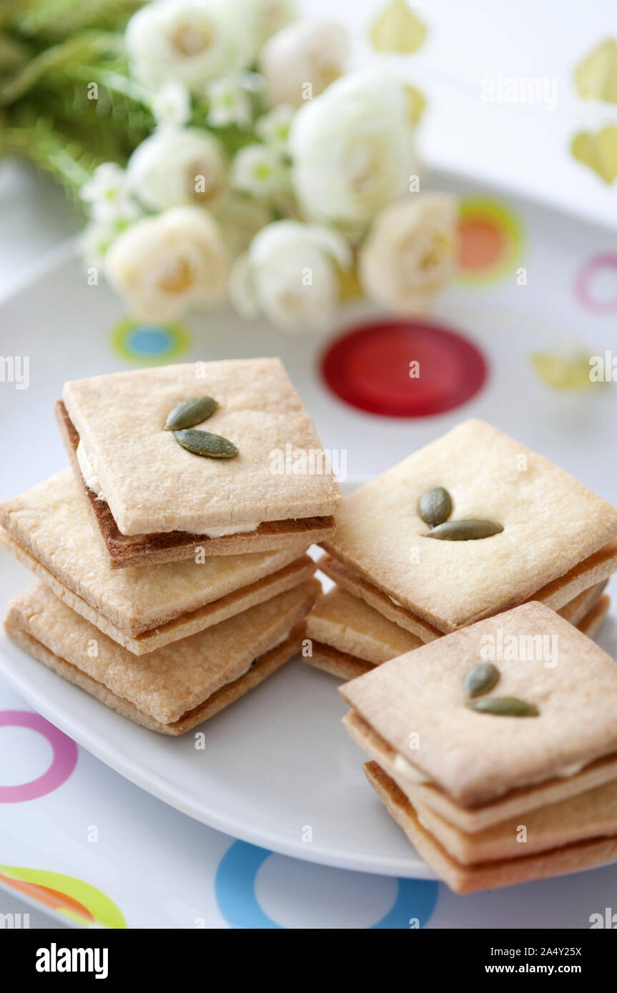 Biscuits à la crème de raisins secs faits main Banque D'Images