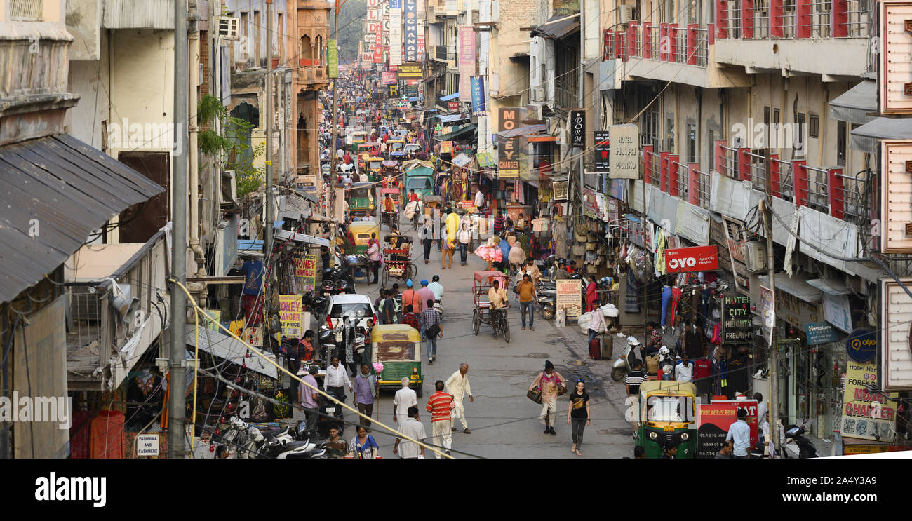 Vue aérienne de la vie quotidienne à Paharganj quartier. Paharganj est connu comme Shahganj ou King's Road. Banque D'Images