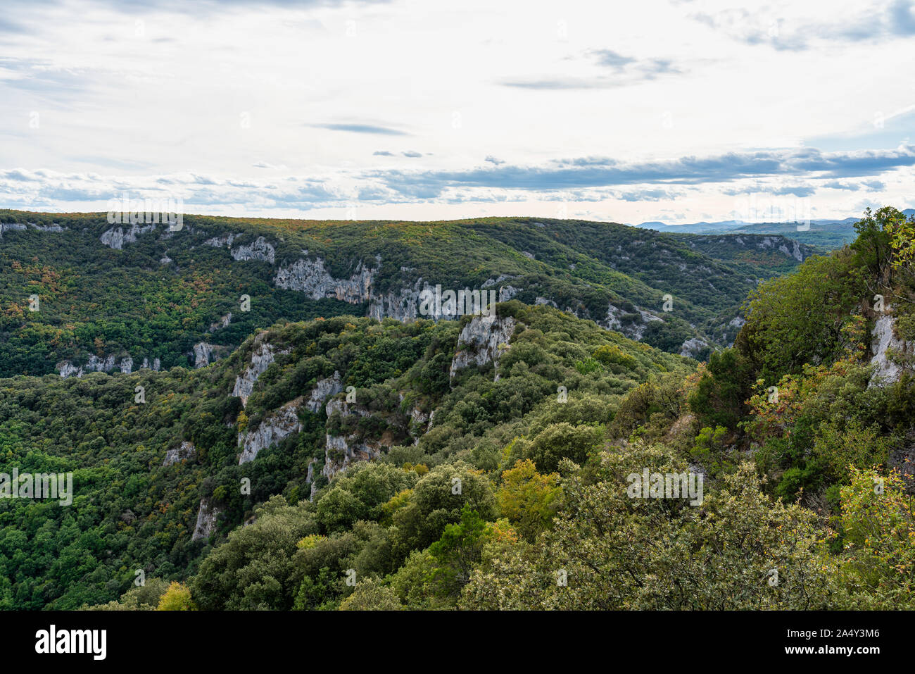 Vue paysage autour du village de Vallon Pont d'Arc en Ardèche, France Banque D'Images