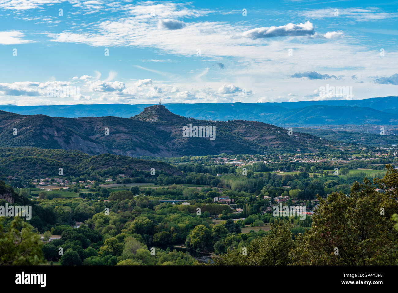 Vue paysage autour du village de Vallon Pont d'Arc en Ardèche, France Banque D'Images