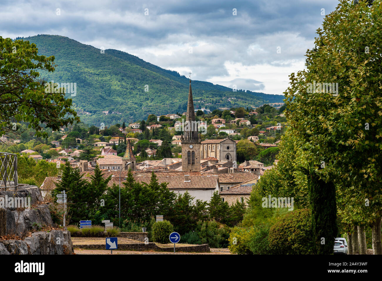 Vue du village de Les Vans en Ardèche, France Banque D'Images