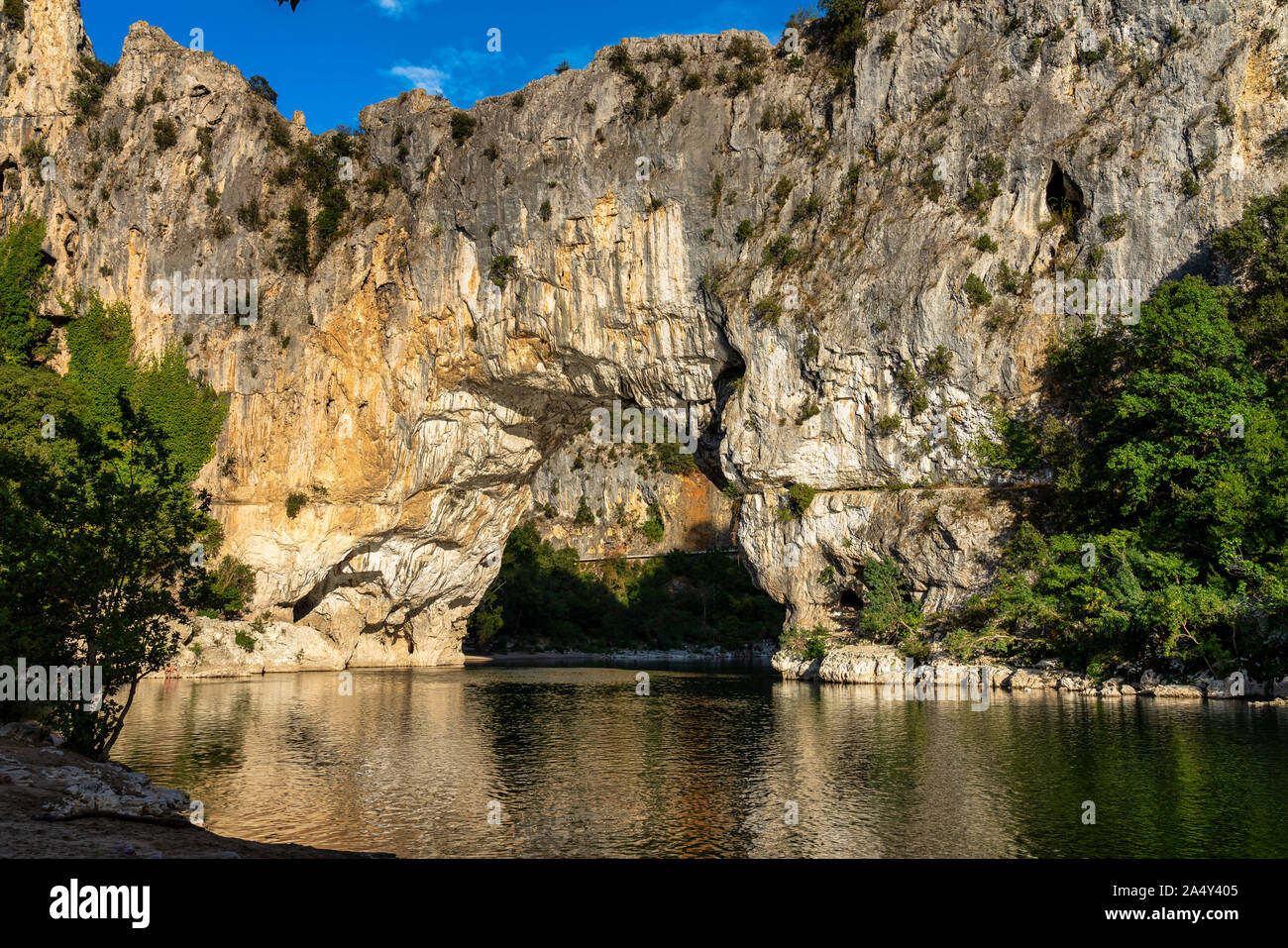 Pont D'Arc, rock voûte au-dessus de la rivière Ardèche en France Banque D'Images