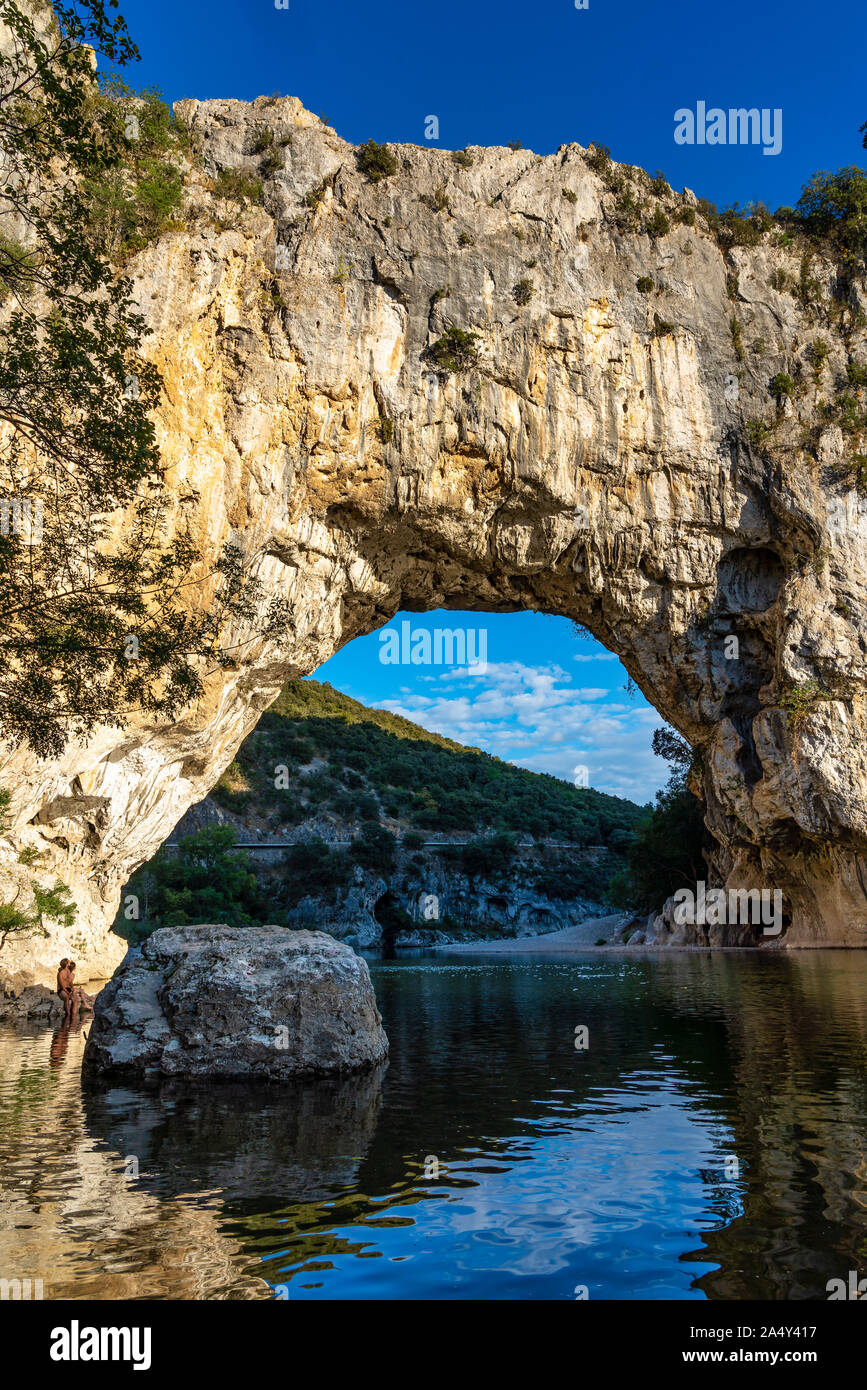 Pont D'Arc, rock voûte au-dessus de la rivière Ardèche en France Banque D'Images