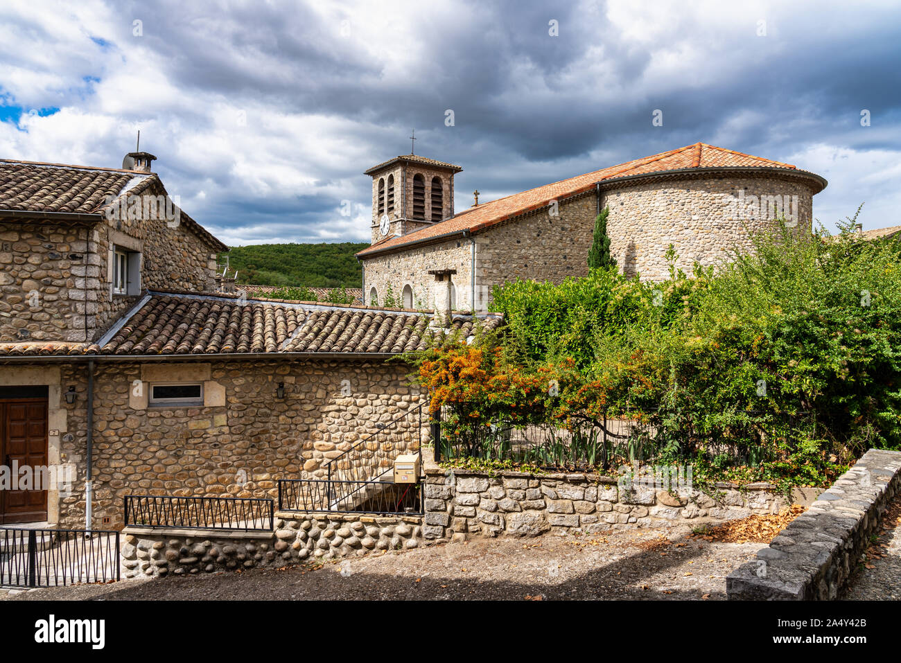 Château de pierre dans la ville médiévale de Vogue en Ardèche, France Banque D'Images