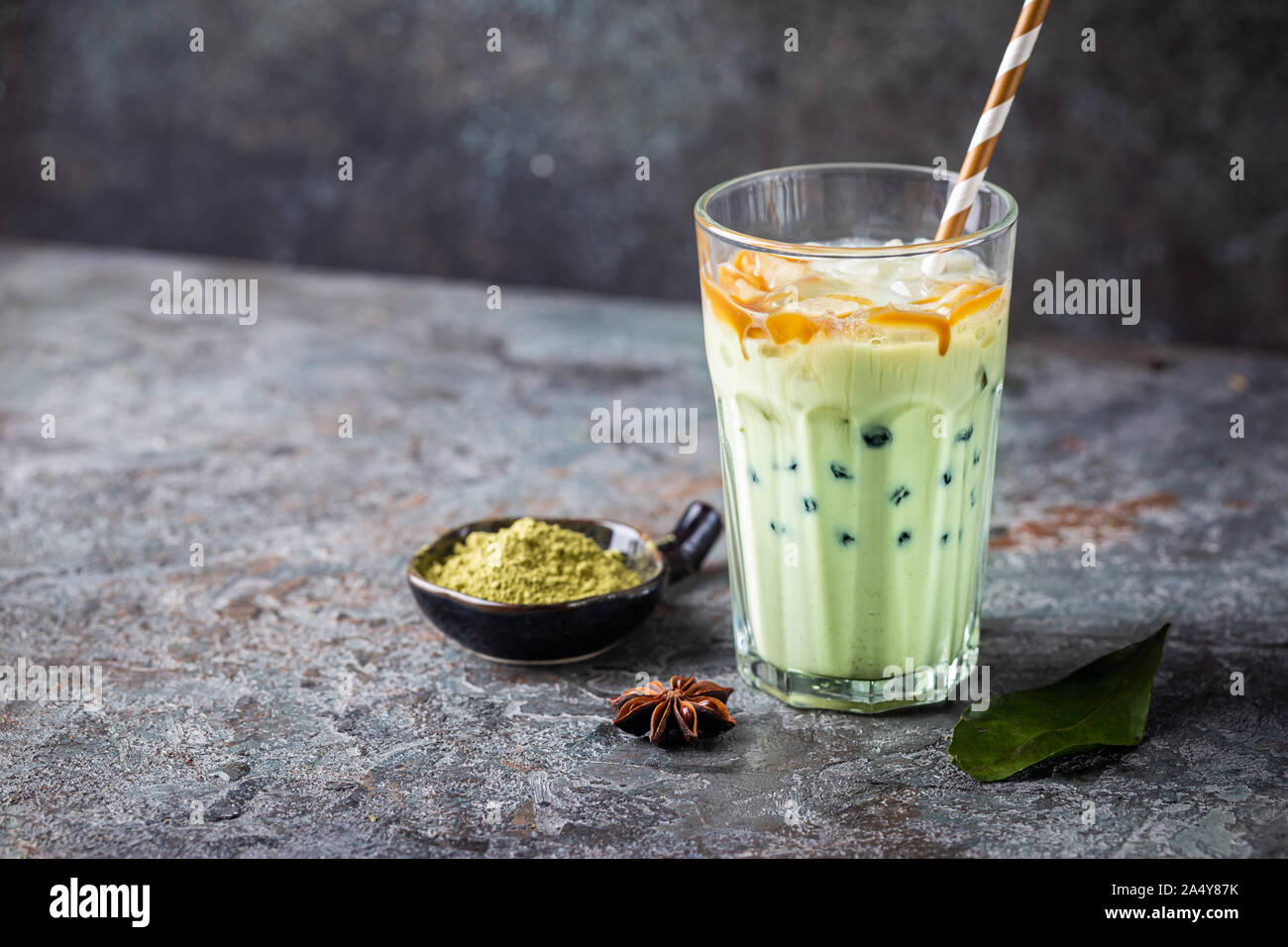 Bubble tea Matcha avec perles de tapioca dans des grands verres Banque D'Images