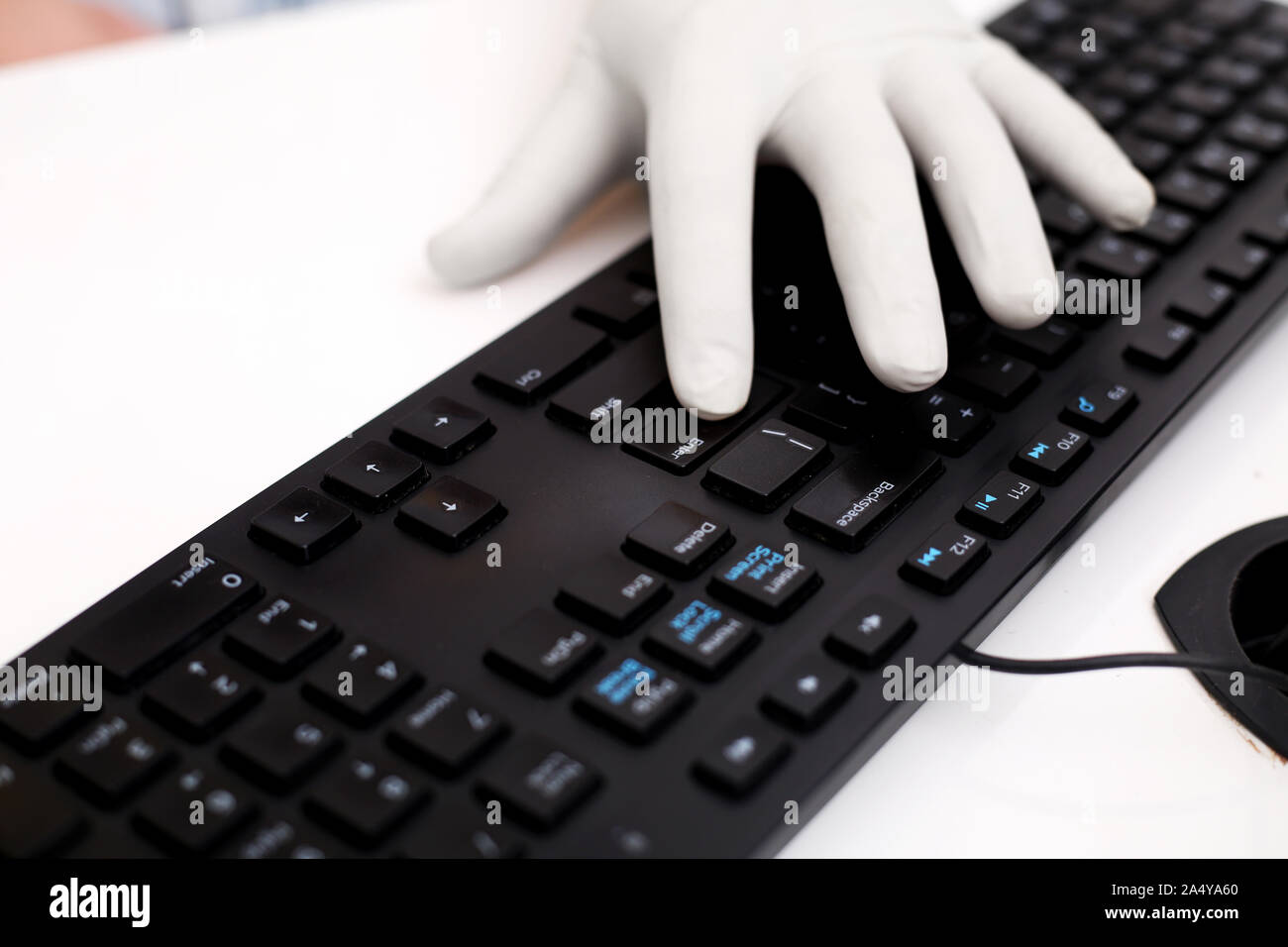 Photo de l'homme entrant avec clavier et le port de gants à la main. Isolé sur fond blanc. Banque D'Images