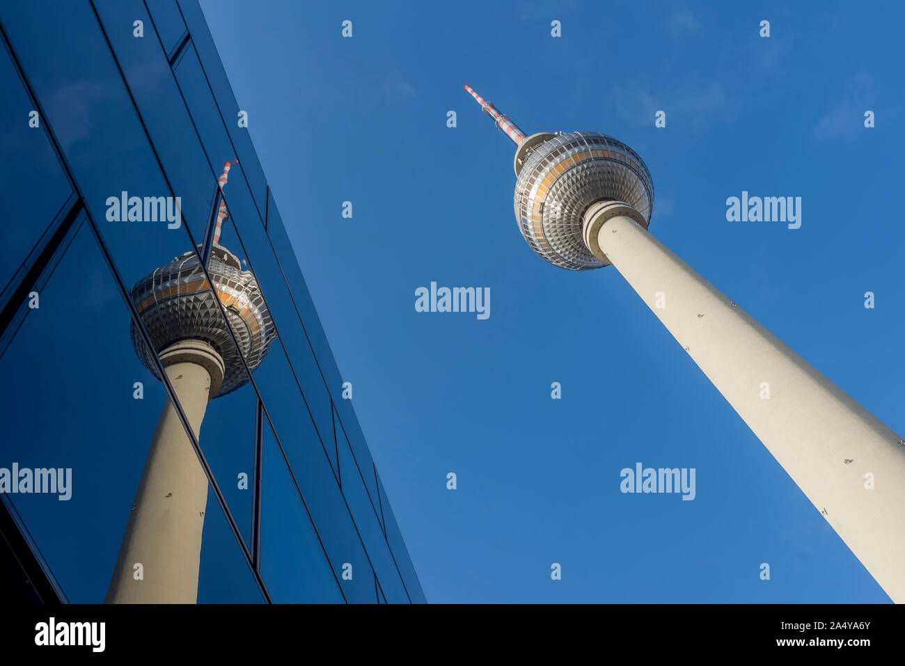 Beaux reflets urbains dans le centre ville de Berlin, en Allemagne, avec un détail de la tour de télévision appelé Fernsehturm Banque D'Images