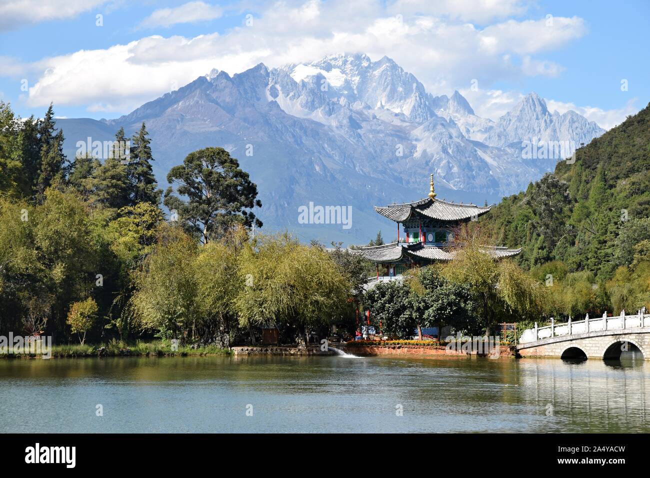 Black Dragon Lagoon à Lijiang, une ville dans la province du Yunnan en Chine est un célèbre étang dans le scenic Jade Spring Park. La neige du Dragon de Jade Banque D'Images