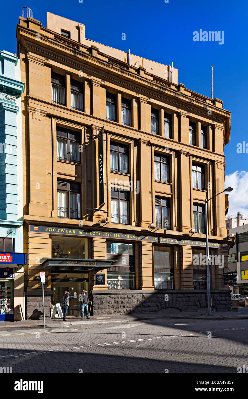 Hobart Australie / piétons stand à l'extérieur de l'hôtel Quest Savoy dans Elizabeth Street, Hobart Tasmanie. Banque D'Images