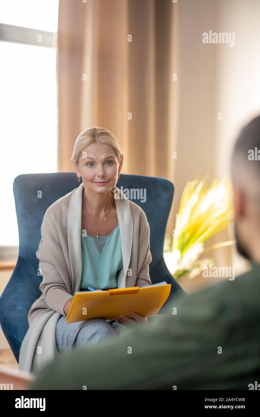 Belle psychologue élégant avoir conversation avec patient Banque D'Images
