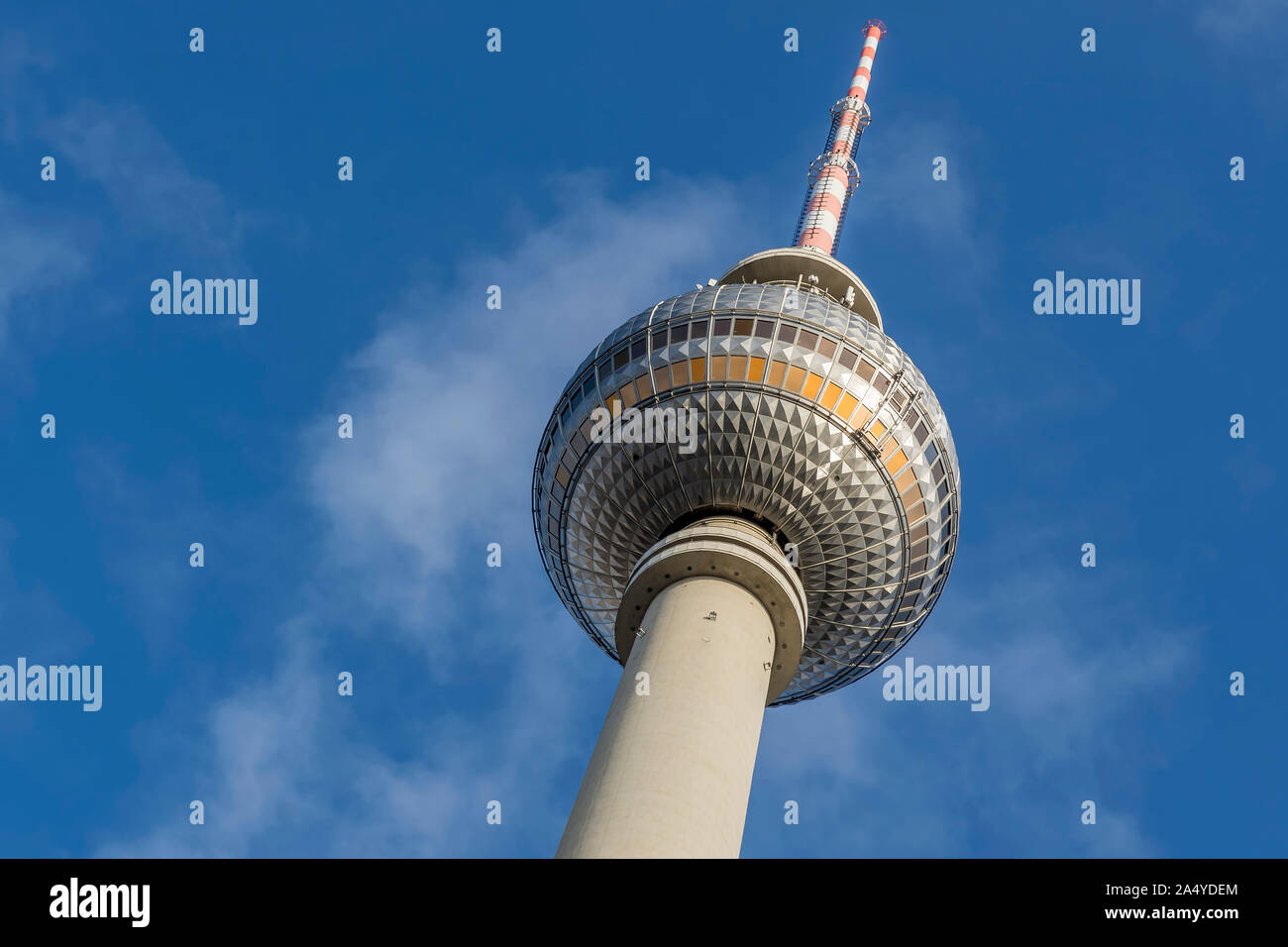 Détail de la tour de télévision, Berlin, Allemagne, contre un beau ciel bleu Banque D'Images