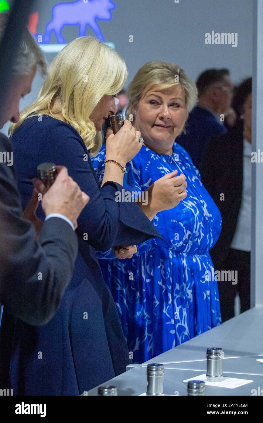 La princesse METTE MARIT de Norvège (à gauche) et Erna Solberg, (Premier Ministre de la Norvège) tester des échantillons de l'odeur incommodante et histoires courtes sur la table dans la pension de la Norvège, le Buste, le geste, l'odorat, le silence invisible est une collaboration de Sissel Tolaas (non représenté) et Erling Kagge (pas sur la photo) pour la Norvège a invité d'honneur du pavillon. Sur l'une des tables dans le pavillon 22 odeurs et 22 nouvelles sont présentées, qui ont été créés par l'artiste et chercheur odeur Sissel Tolaas et l'écrivain et éditeur Erling Kagge. Présentation du Pavillon de la Norvège de l'invité d'Honneur Banque D'Images