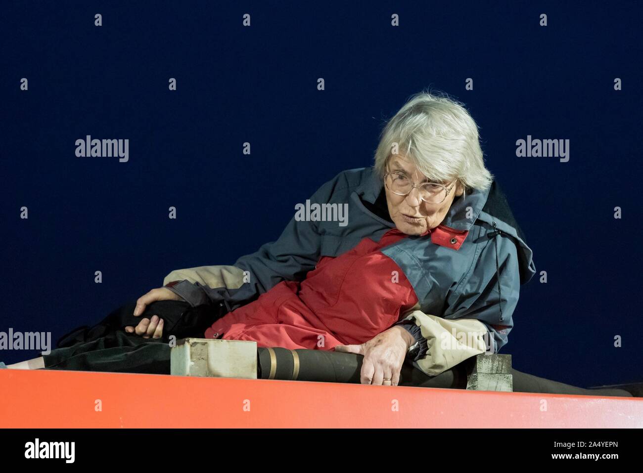 Londres, Royaume-Uni. 17 Oct, 2019. Les membres du Climate Action Chrétienne Rev. Sue Parfitt (77) de Bristol, grimper sur le toit d'un train à Shadwell DLR station au cours de l'extinction des manifestations de rébellion dans le centre de Londres, au Royaume-Uni. Crédit : Vladimir Morozov/Alamy Live News Banque D'Images