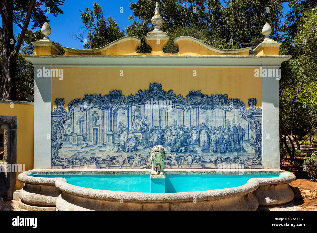 Détail de la fontaine d'eau avec un merveilleux 600x600 panneau représentant la vie dans un couvent des Théatins ou la Congrégation des Clercs réguliers, dans Banque D'Images