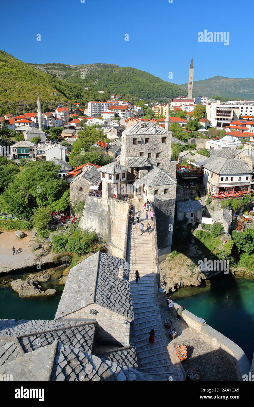 Vue aérienne du Vieux pont (Stari Most), avec la surface inégale de la passerelle, des toits et des édifices médiévaux, Mostar, Bosnie-Herzégovine Banque D'Images