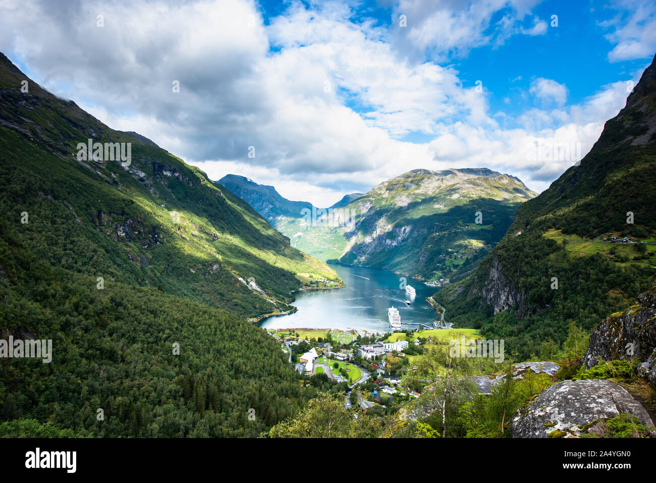 Belle vue paysage aérien village Geiranger fjord, port et en More og Romsdal comté en Norvège. Banque D'Images