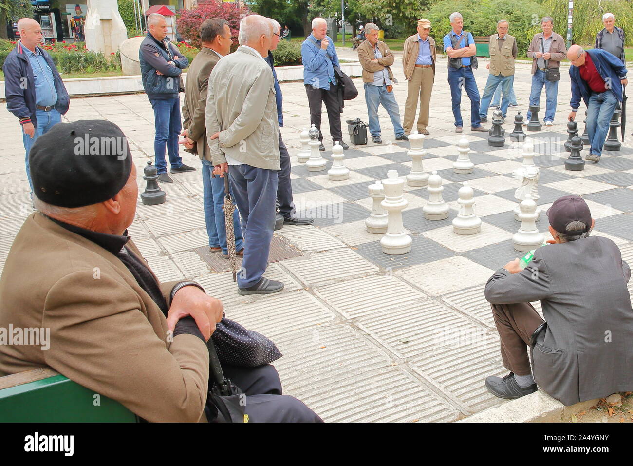SARAJEVO, Bosnie-herzégovine - 23 septembre 2019 : les joueurs d'échecs locaux réunis à la place de la libération et de jouer avec un échiquier à grande échelle Banque D'Images