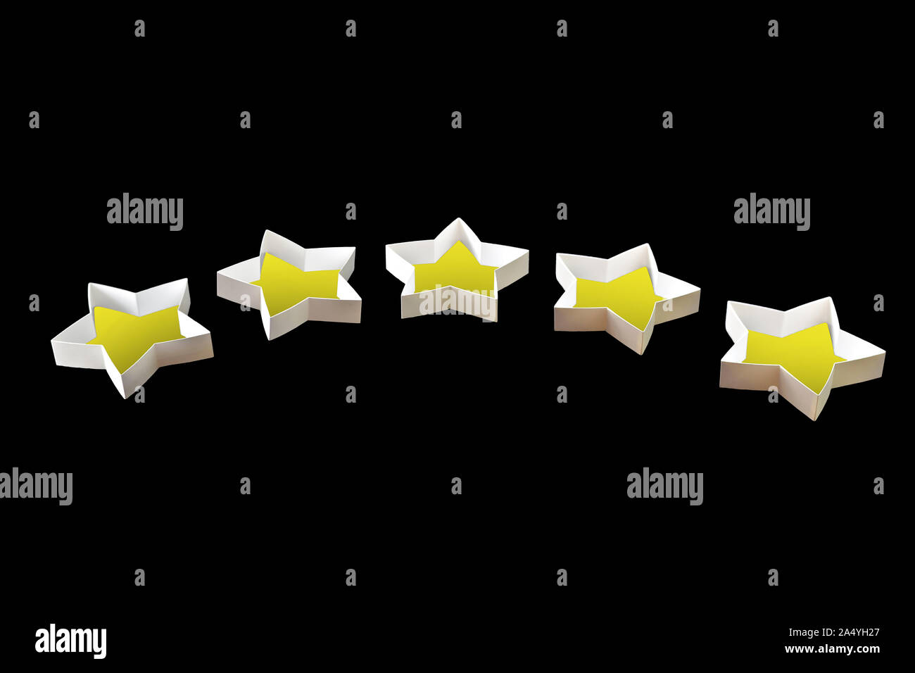 Star, fait main à partir de cartons, le concept d'une évaluation négative ou positive, commentaires et rétroaction, isolé sur fond noir Banque D'Images