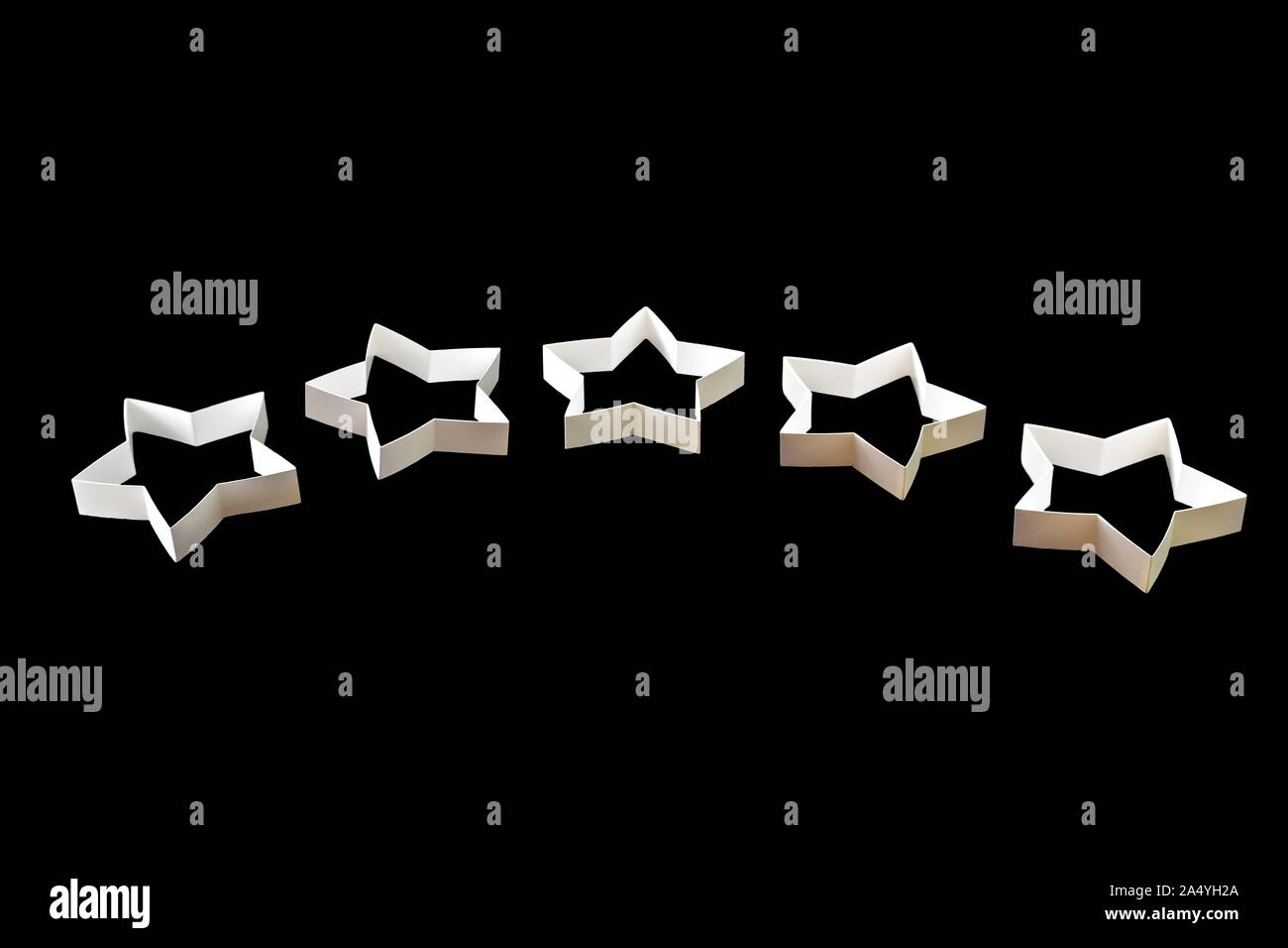Star, fait main à partir de cartons, le concept d'une évaluation négative ou positive, commentaires et rétroaction, isolé sur fond noir Banque D'Images