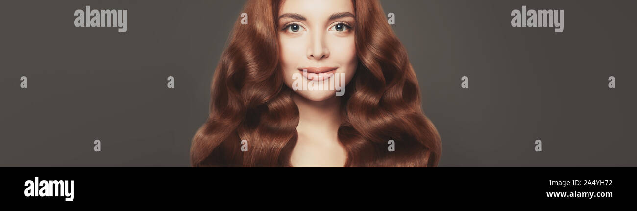 Cheerful woman face closeup portrait. Le gingembre, cheveux maquillage naturel Banque D'Images