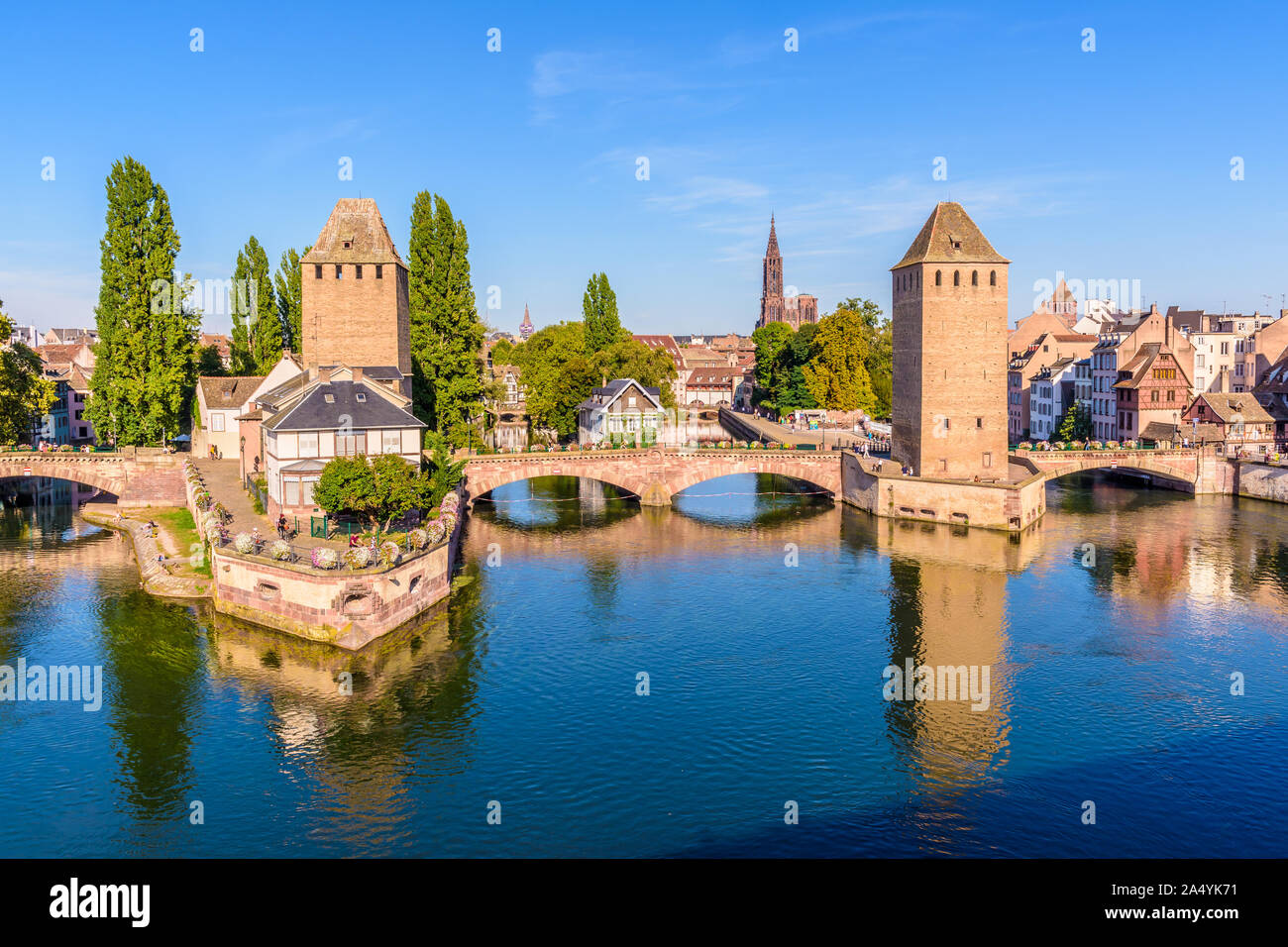 Les Ponts Couverts (ponts couverts) sur l'Ill dans le quartier de la Petite France à Strasbourg, France, et de la cathédrale Notre-Dame au loin. Banque D'Images