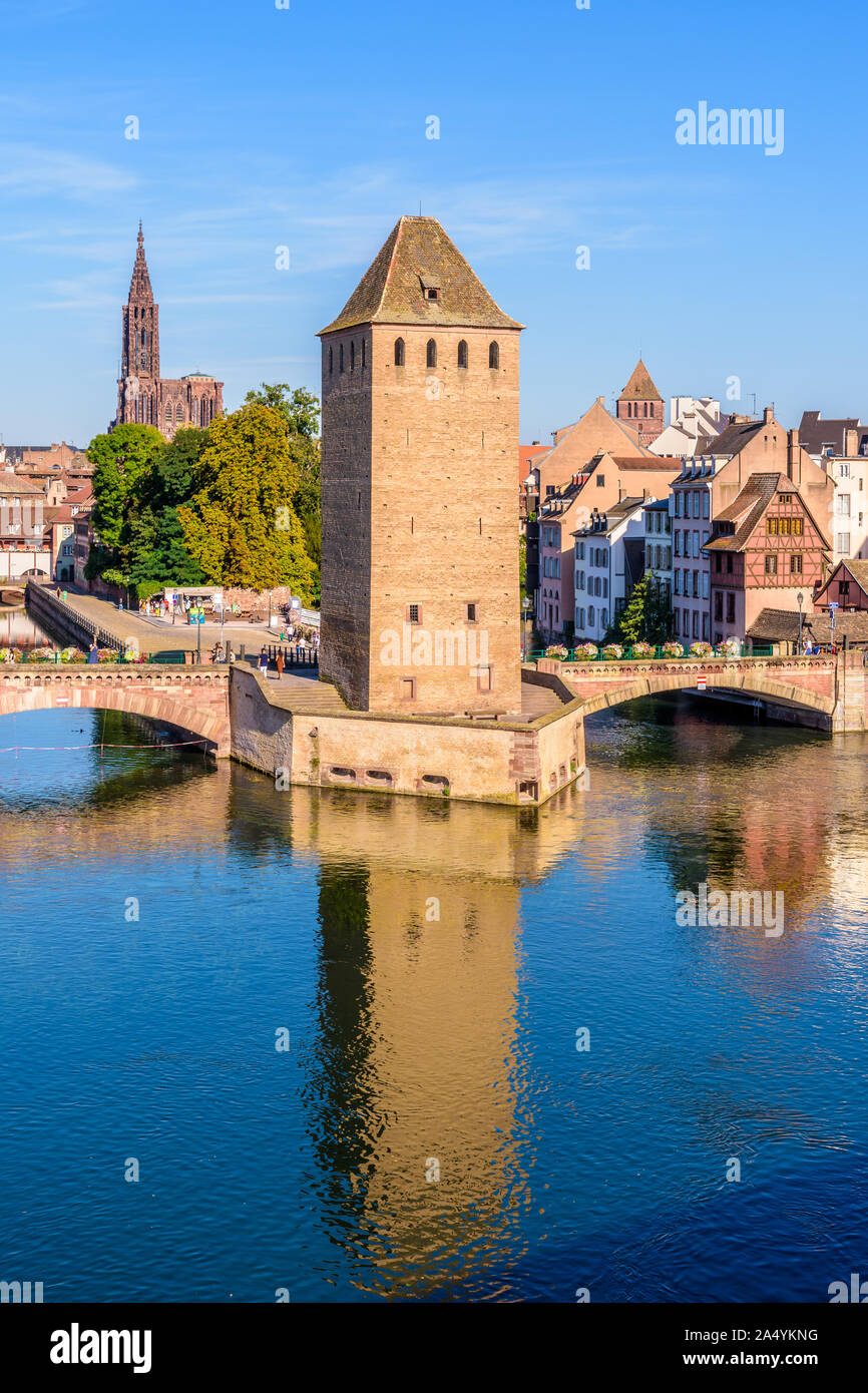 Gros plan sur les Ponts Couverts sur l'Ill dans le quartier historique de la Petite France à Strasbourg, en France, avec la cathédrale au loin. Banque D'Images