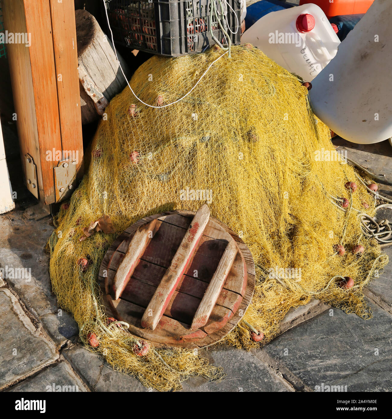 Filets de pêche jaune empilés Banque D'Images