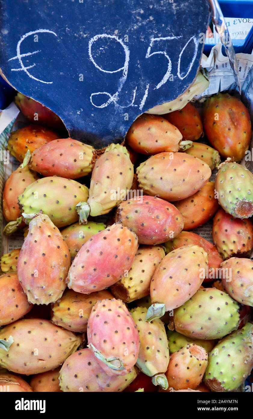 Un bac de figuiers de barbarie à vendre Banque D'Images