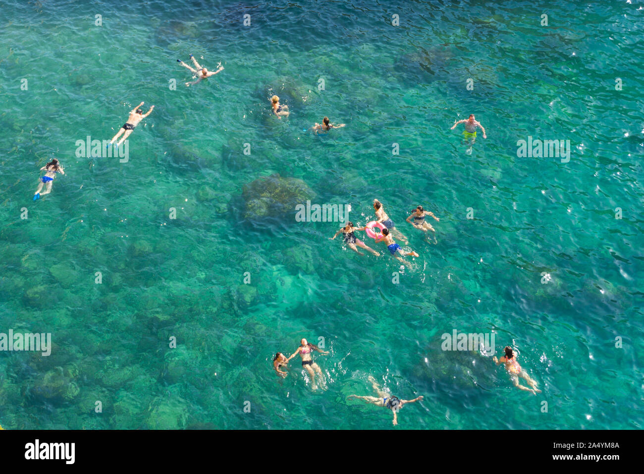 Italie, Pouilles, Polignano a Mare, la natation de personnes Banque D'Images