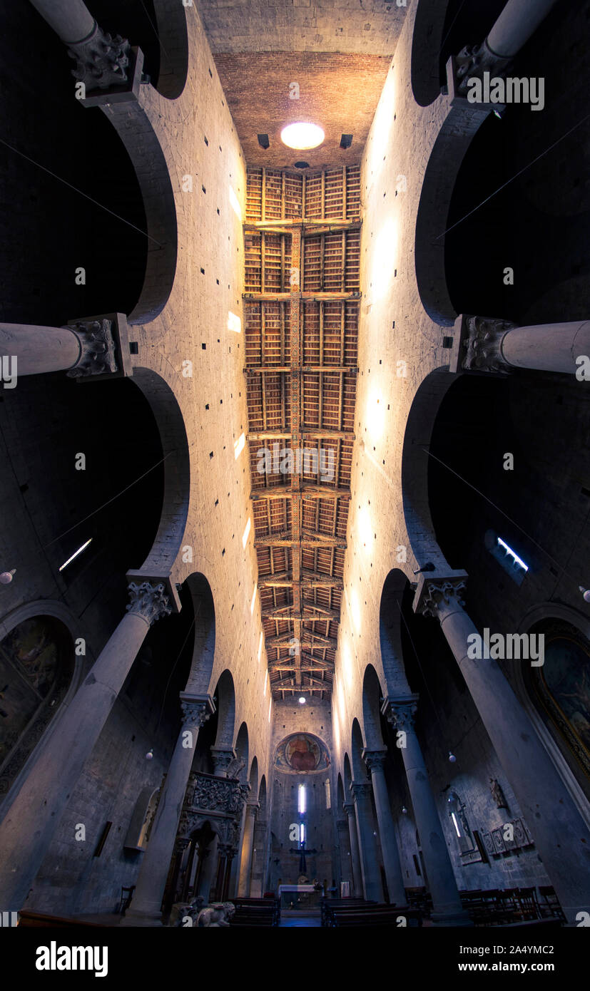 Fisheye intérieur de l'église médiévale Sant'Andrea de Pistoia Toscane Italie Vue de dessous avec colonnes en pierre et plafond en bois trussed Banque D'Images