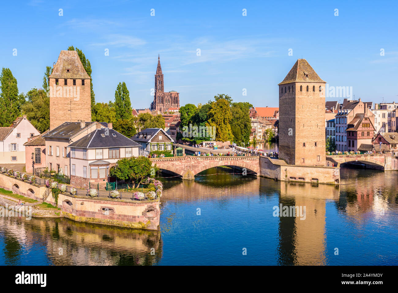 Les Ponts Couverts (ponts couverts) sur l'Ill dans le quartier de la Petite France à Strasbourg, France, et de la cathédrale Notre-Dame au loin. Banque D'Images