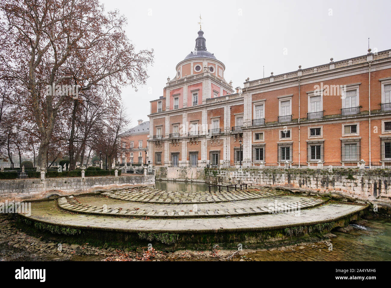 Cascade et Palais Royal d'Aranjuez du jardin de l'île. Aranjuez, Madrid Banque D'Images