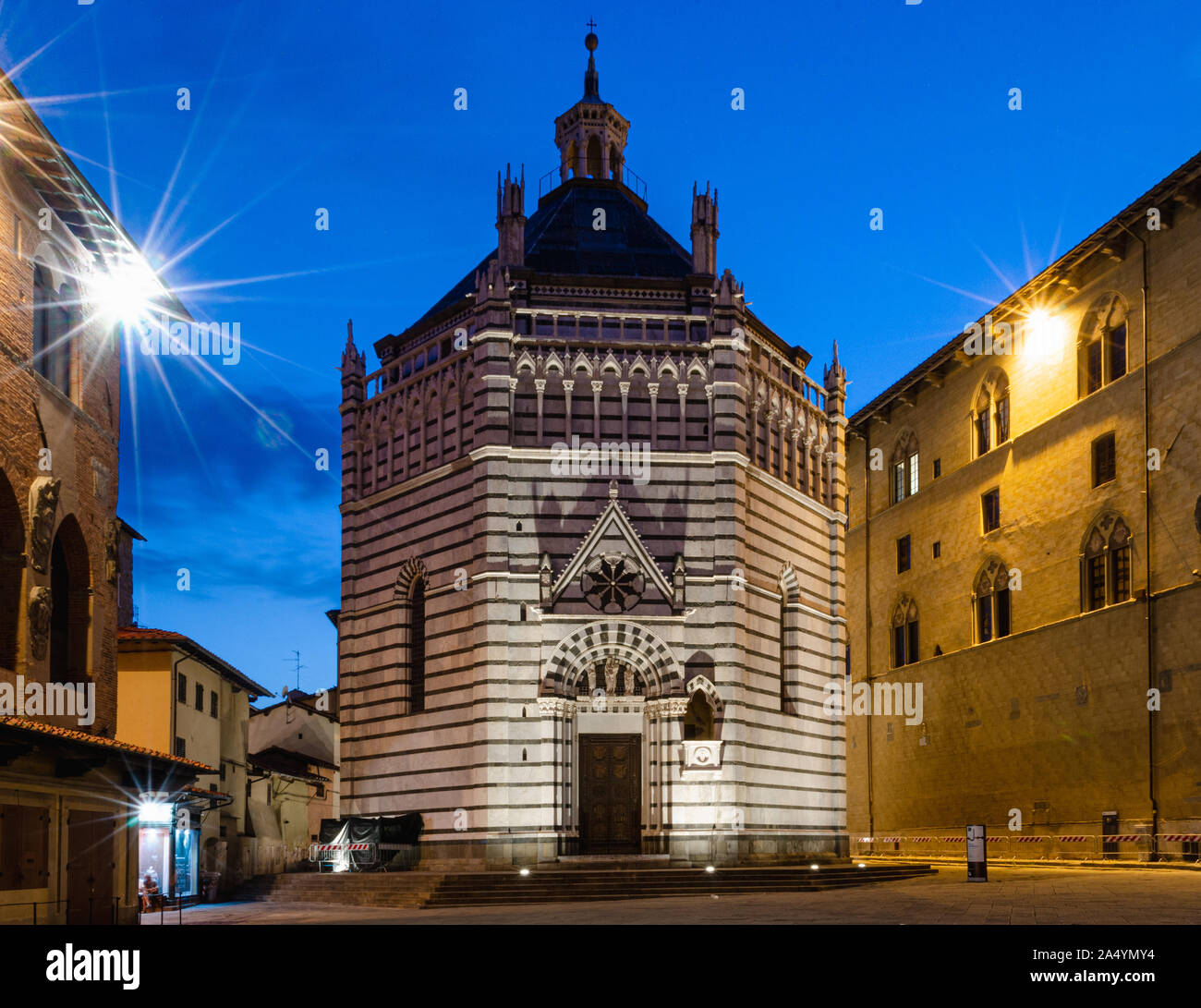 Pistoia en Toscane Italie l'ancien monument gothique baptistère temple situé dans la place principale de la ville de la superbe Piazza Duomo Vue de nuit Banque D'Images