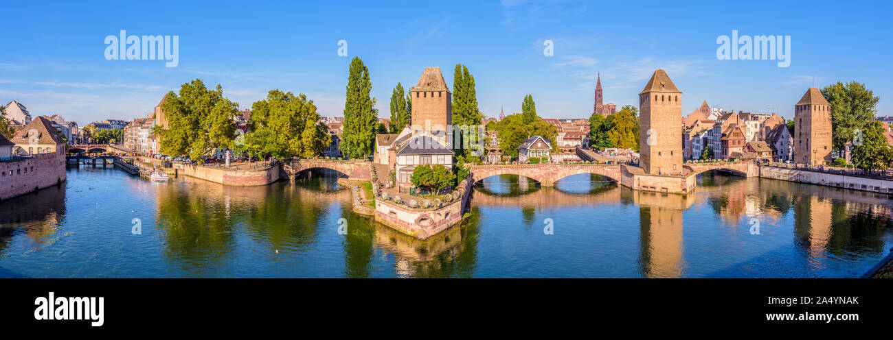 Vue panoramique sur le Ponts Couverts, d'une série de ponts et de tours sur l'Ill dans le quartier historique de la Petite France à Strasbourg, France. Banque D'Images