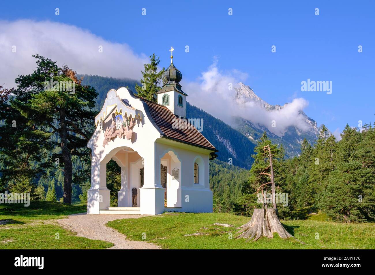 Chapelle Maria Konigin suis Lautersee, près de Mittenwald, Werdenfelser Land, gamme Wetterstein, Haute-Bavière, Bavière, Allemagne Banque D'Images